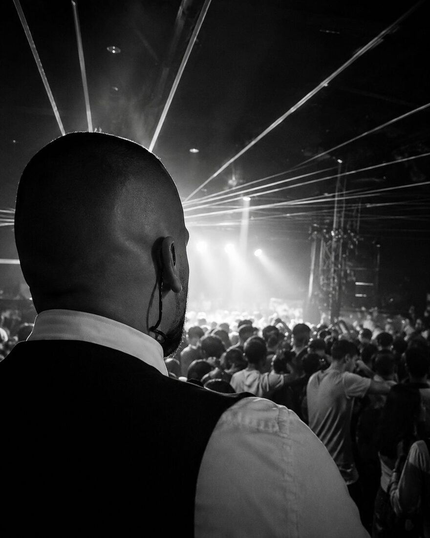 Safe4Sure beveiliger houdt overzicht tijdens een evenement